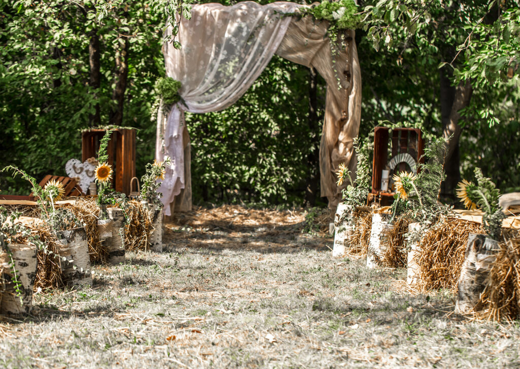 Nunta boho chic vintage.
https://www.freepik.com/free-photo/italian-wedding-decoration-green-eucalyptus-oranges-pink-